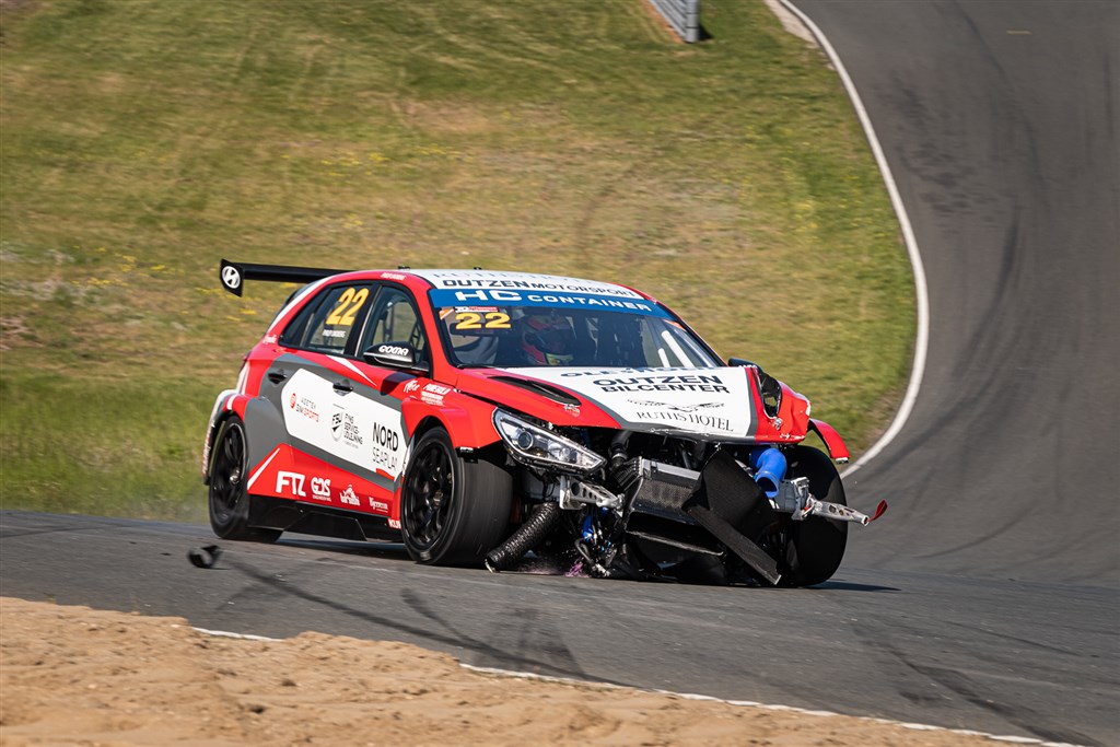 Philip Lindbergs weekend endte i 1. heat efter en tur i barrieren.
